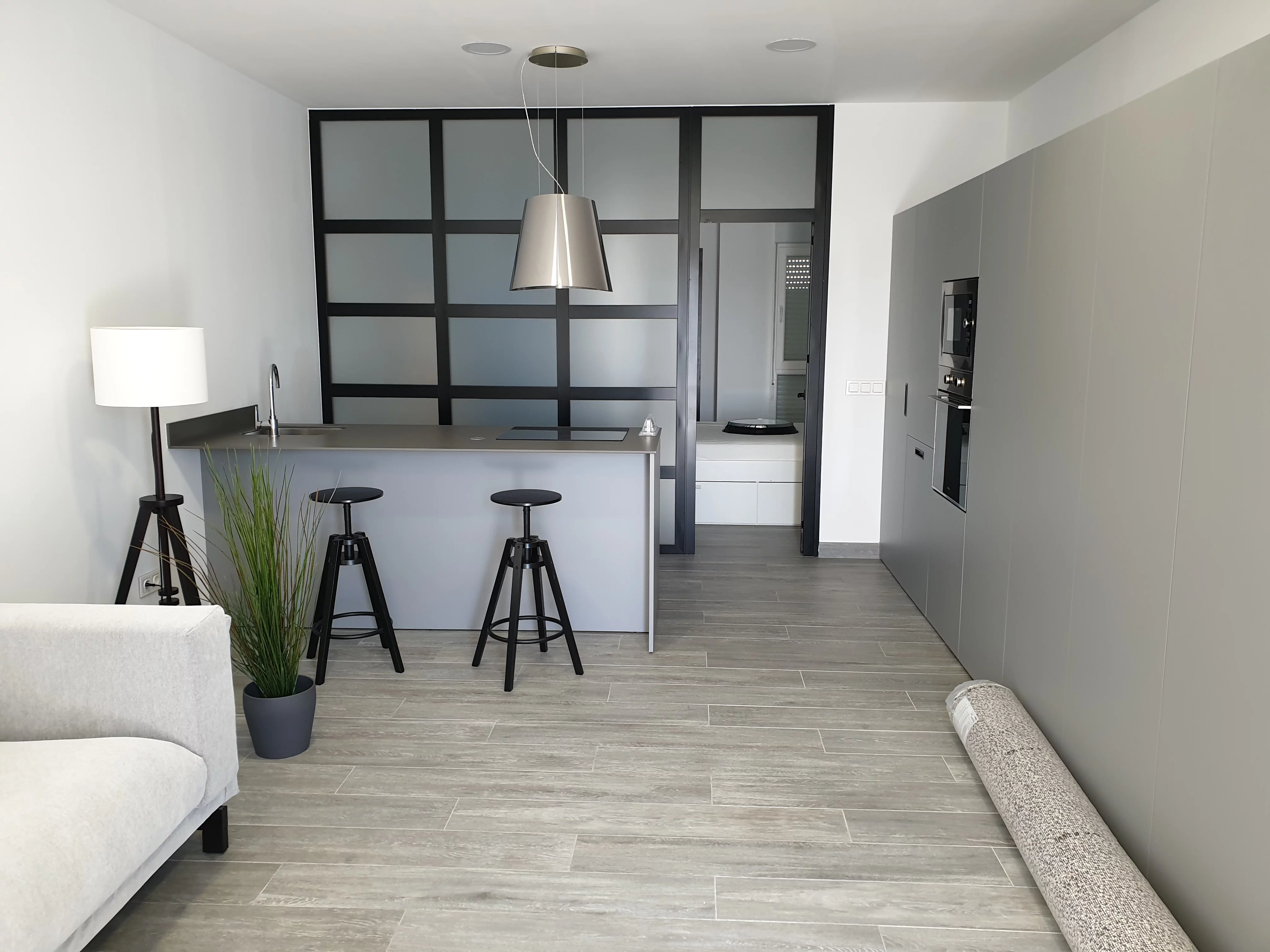 Interior de vivienda preindustrializada en Lepe con salón y cocina integrada