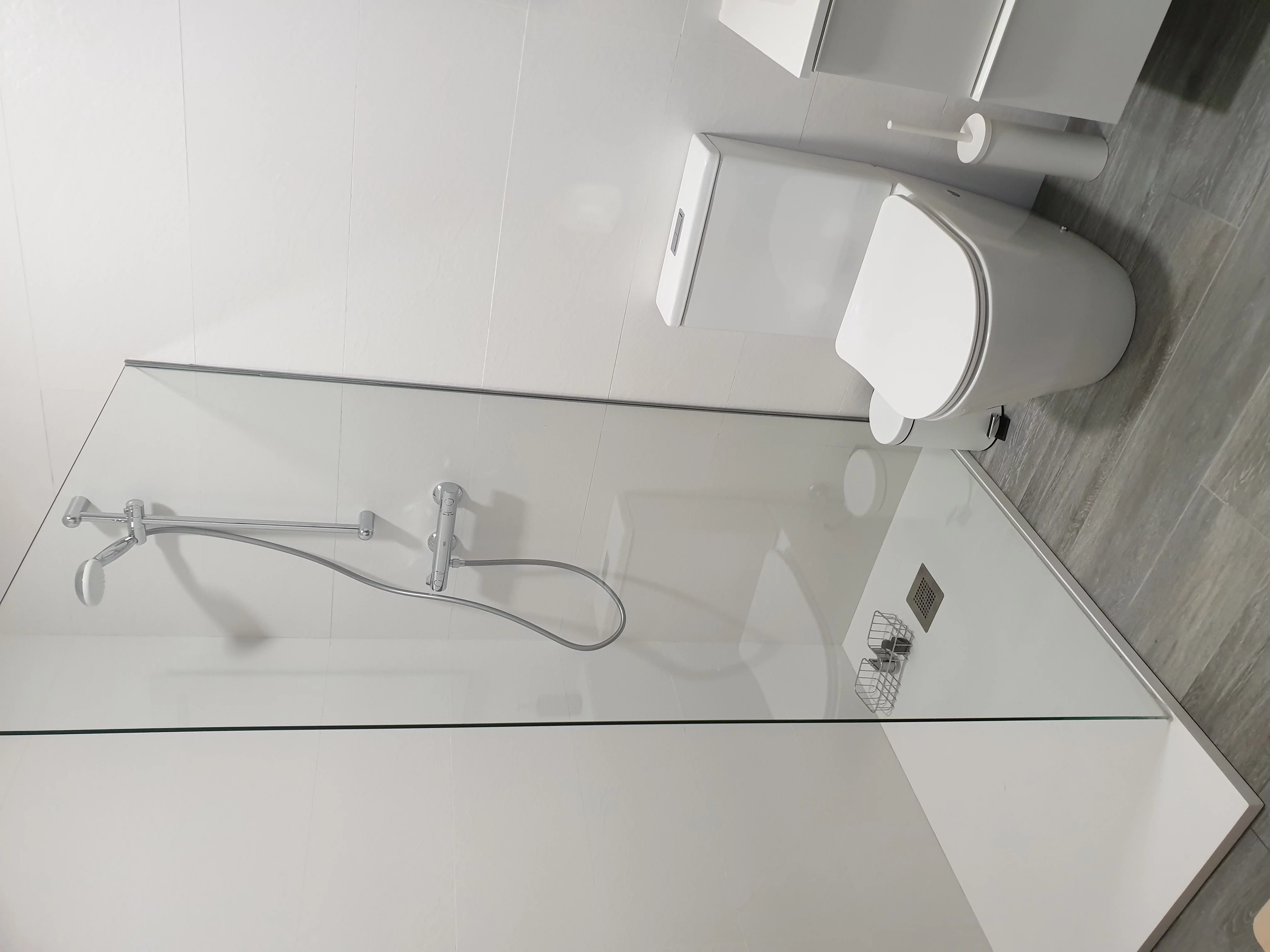 Baño de suite en vivienda industrializada en Lepe