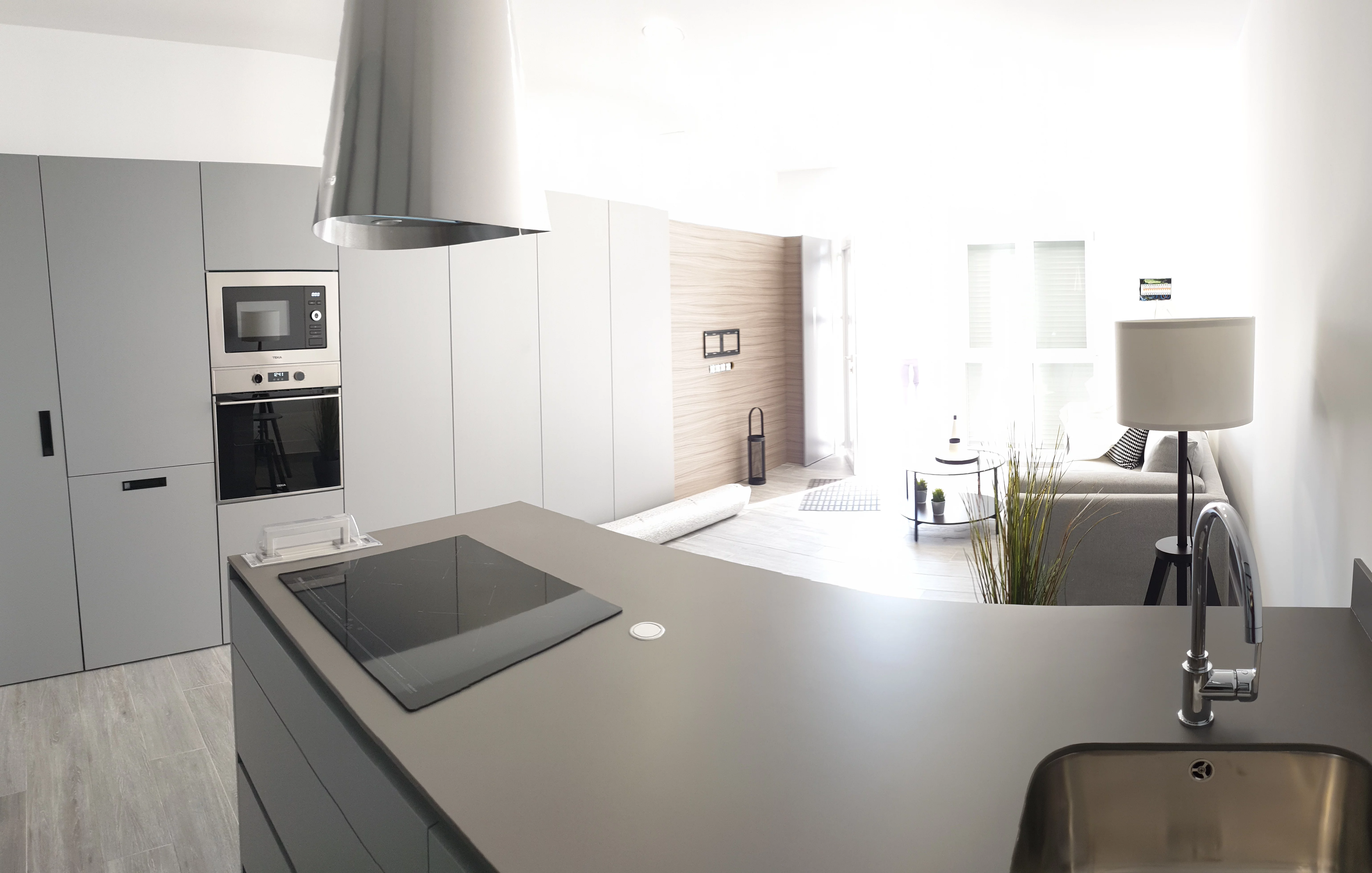 Cocina integrada y salón de vivienda industrializada en Lepe