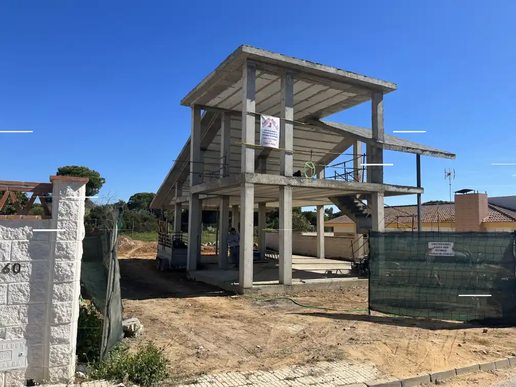 Estructura de vivienda unifamiliar en El Rompido durante la ejecución
