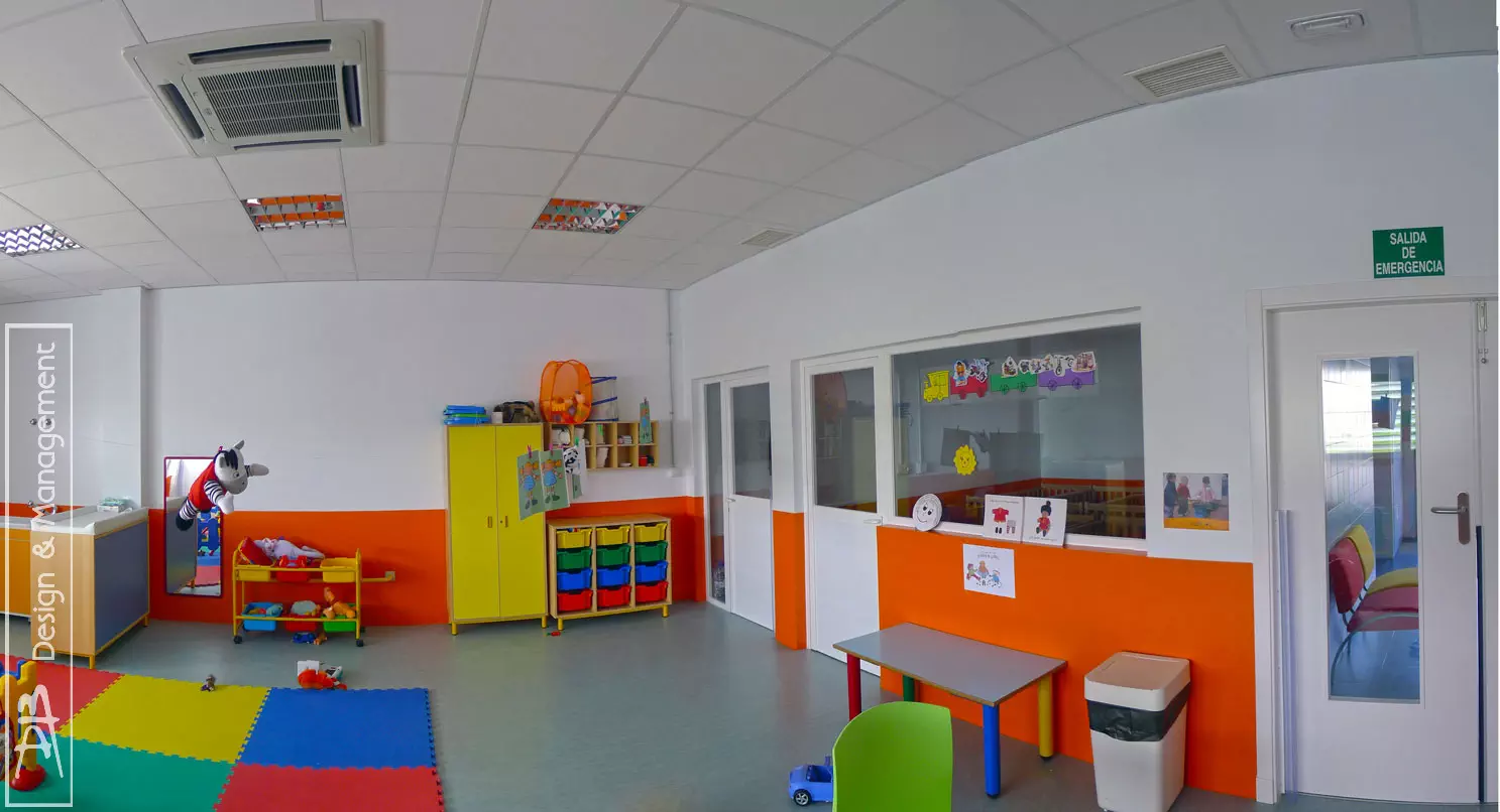 Aula de la Escuela Infantil de Puebla de Guzmán con iluminación natural