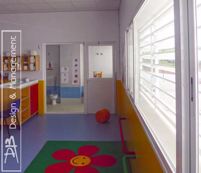 Interior de aula infantil con pavimento de PVC y elementos de color