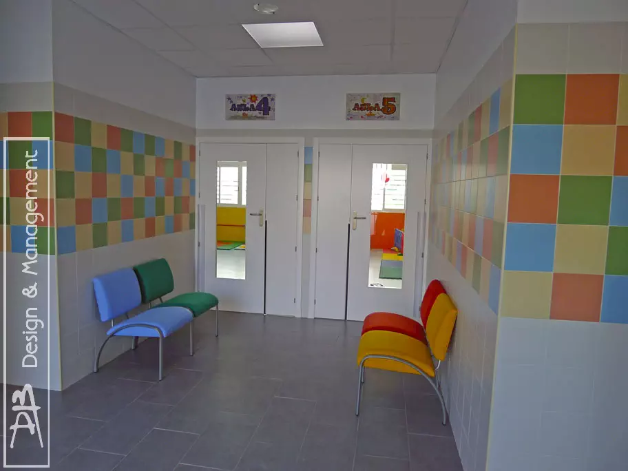 Distribución interior y acceso a aulas de la Escuela Infantil de Puebla de Guzmán