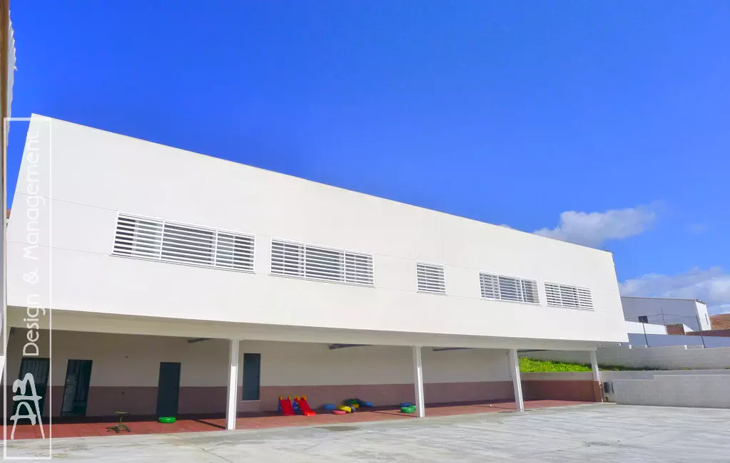 Fachada hacia el patio de la Escuela Infantil de Puebla de Guzmán