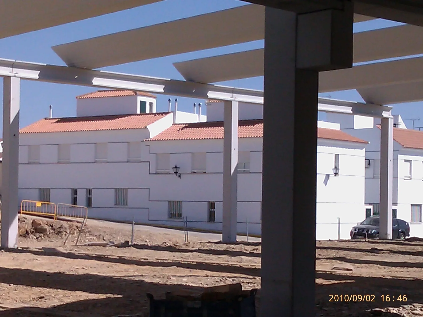 Pilares y vigas prefabricadas de hormigón del pabellón polideportivo durante el montaje