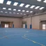 Pista deportiva azul del pabellón polideportivo de Santa Bárbara de Casa, con estructura prefabricada y luz cenital